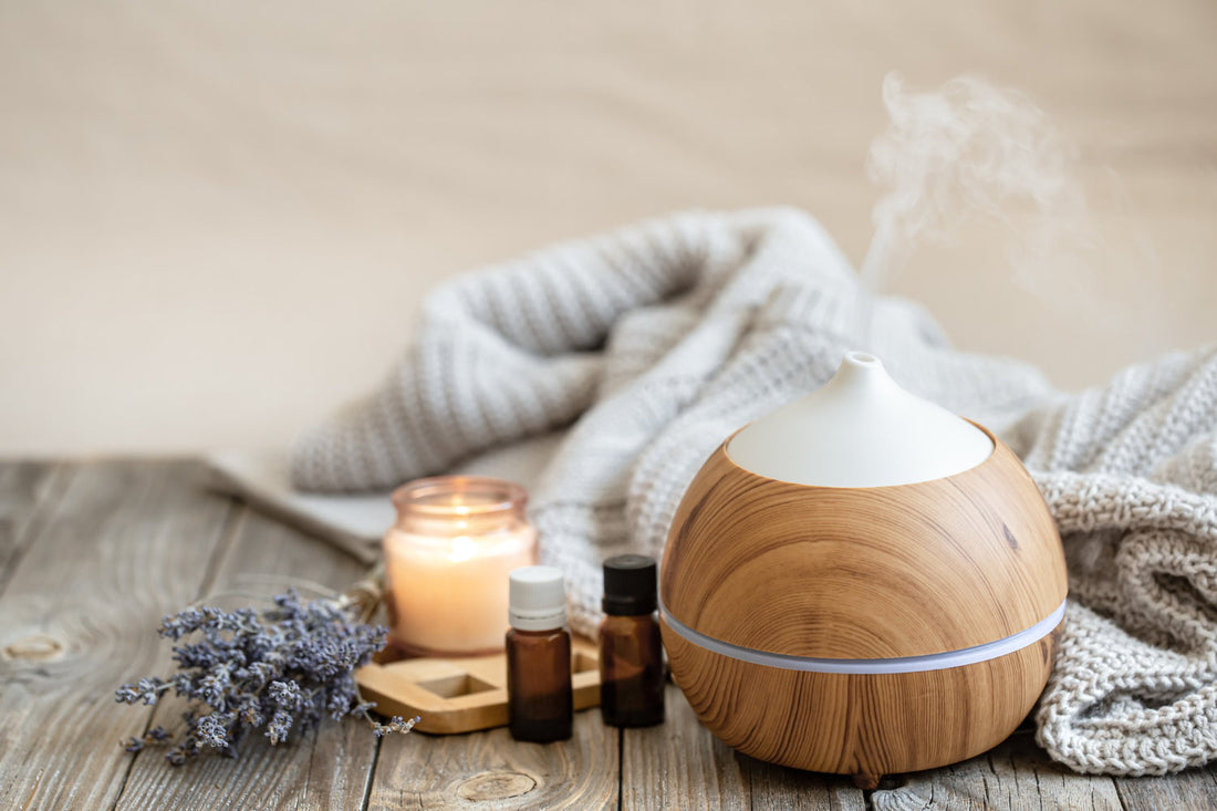 Moderne ultrasone aroma diffuser verspreidt etherische oliën 